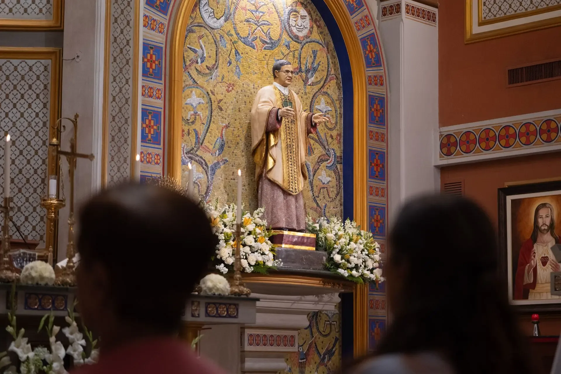 Jesús se quedó en
la Eucaristía